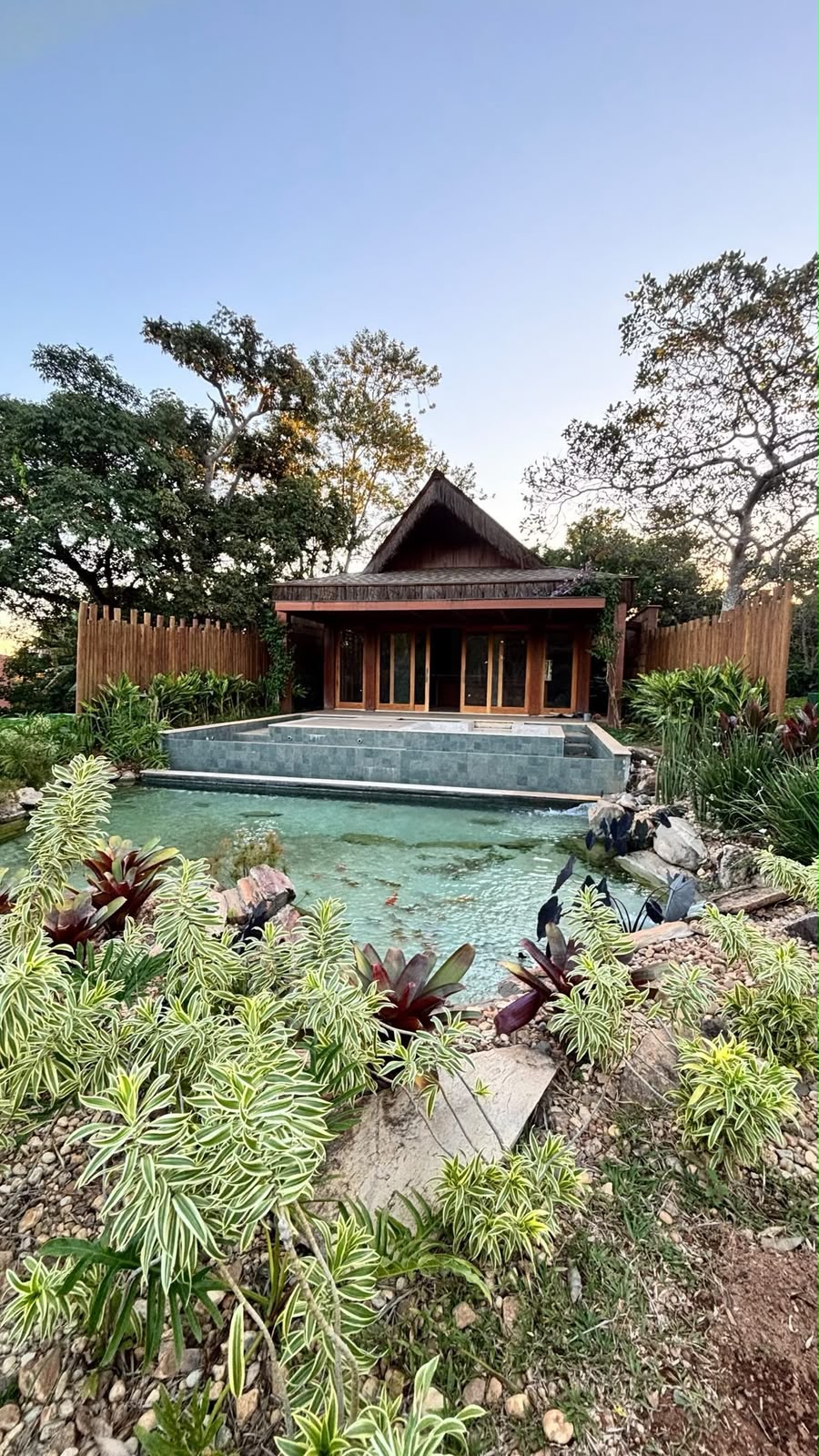 Lago ornamental com iluminação noturna