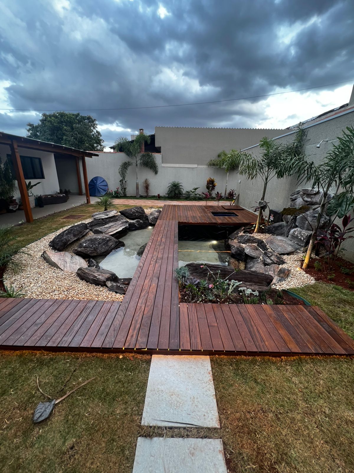 Deck e lago residencial